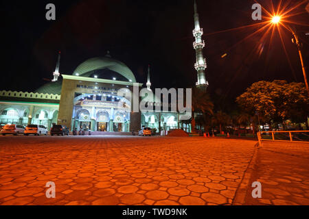 Masjid Raya Al Azhom moschea di notte, Tangerang, Banten, Indonesia Foto Stock