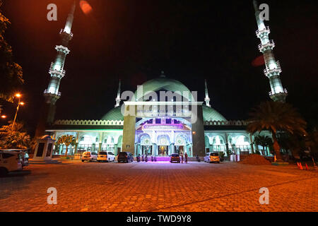 Masjid Raya Al Azhom di notte la moschea, Tangerang, Banten, Indonesia Foto Stock