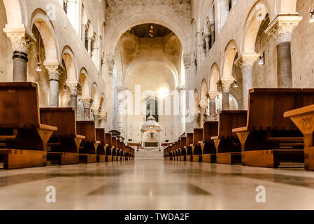 Interno della navata centrale della Basilica Cattedrale di San Sabino a Bari. Foto Stock