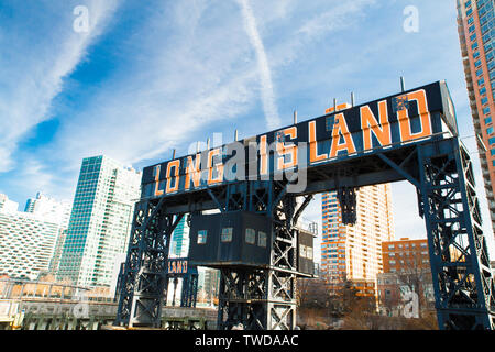 Storica Isola Lunga firmare visto dal gantry del parco statale nella città di Long Island, Queens New York Foto Stock