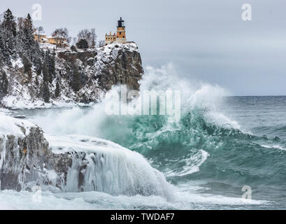 Forme d'onda che colpisce con la riva del lago Superior, Split Faro Rock State Park, febbraio, la contea del lago, MN, USA di Dominique Braud/Dembinsky Foto Assoc Foto Stock