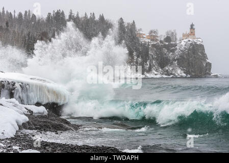 Forme d'onda che colpisce con la riva del lago Superior, Split Faro Rock State Park, febbraio, la contea del lago, MN, USA di Dominique Braud/Dembinsky Foto Assoc Foto Stock