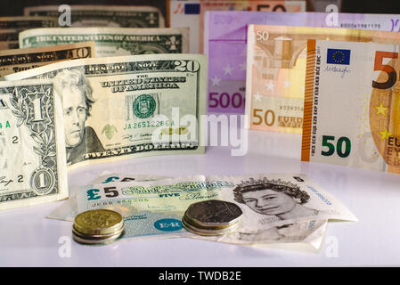 Sterlina inglese bill e monete inglese monopolizzato da euro e dollari. Foto Stock