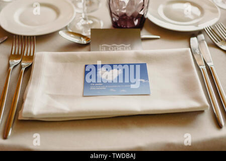 Centritavola in sala per matrimoni, decorazioni floreali fotografato durante il giorno. Foto Stock