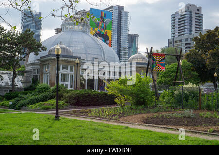 La vista del murale sulla torre dello studente dal titolo 'equilibrio' dal rinomato artista spagnolo Okuda San Miguel è spettacolare da Toronto per viti a testa esagonale incassata del giardino Foto Stock