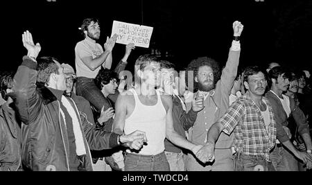 "Un White assassinato il mio amico' segno in cui le persone si sono riunite insieme dopo la Dan White verdetto per l assassinio del sindaco George Moscone e il supervisore gay Harvey Milk a San Francisco, California, 21 maggio 1979 Foto Stock