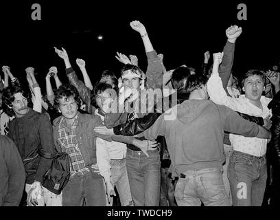 Le persone si sono riunite insieme dopo la Dan White verdetto per l assassinio del sindaco George Moscone e il supervisore gay Harvey Milk a San Francisco, California, 21 maggio 1979 Foto Stock