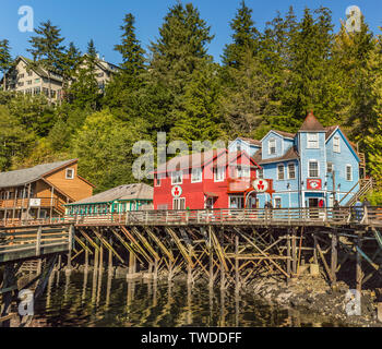 Sett. 17, 2018 - Ketchikan, AK: storico colorati edifici in legno e il vecchio quartiere a luci rosse di Creek St,.sul Boardwalk sopra Ketchikan Creek. Foto Stock