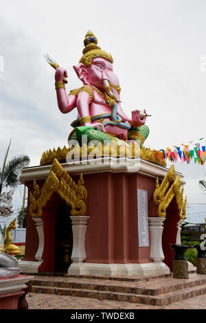 Un nuovo colorato tempio costruito con intricati artigianale, nella campagna del sud est della Thailandia Foto Stock