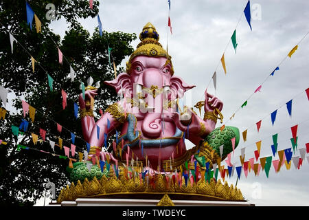 Un nuovo colorato tempio costruito con intricati artigianale, nella campagna del sud est della Thailandia Foto Stock