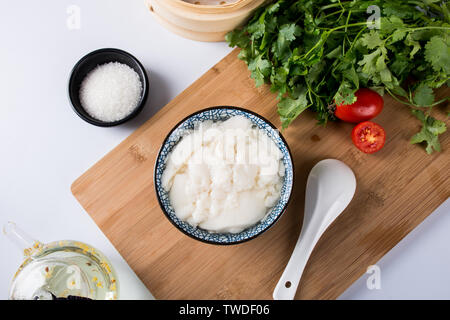 Tofu brain un famoso e tradizionale snack, noto anche come tofu fiore, fiore di fagiolo misto, secondo i gusti locali, vi è una distinzione tra dolce e salato. Foto Stock