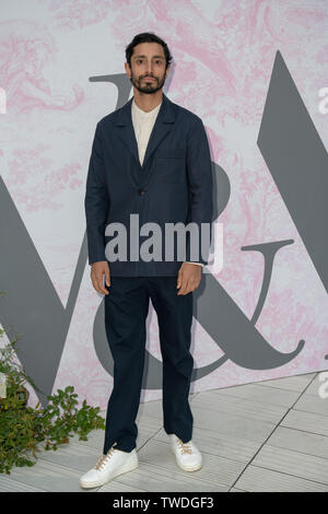 Londra, Regno Unito. 19 giugno 2019. Riz Ahmed arriva al V&A - Summer Party, il 19 giugno 2019, Londra, UK Credit: capitale dell'immagine/Alamy Live News Foto Stock