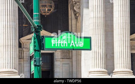 New York Manhattan 5th Ave. Arresto, dont camminare mano rossa segnale di traffico di pedoni e Fifth Ave cartello stradale Foto Stock