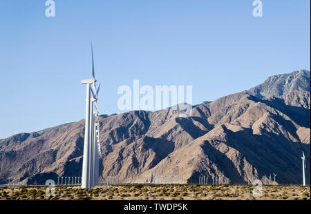 Le turbine eoliche che generano elettricità Foto Stock