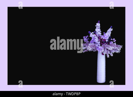 Pastello Lilla Vaso con fiori di colore nero parete spazio di decorazione Foto Stock
