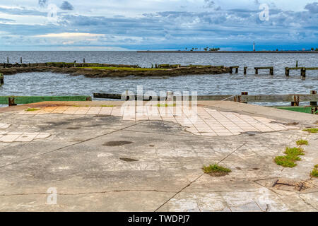 L'uragano Katrina ha spazzato via Treasure Bay Casino. Questo è quello che è a sinistra dell'entrata. Foto Stock