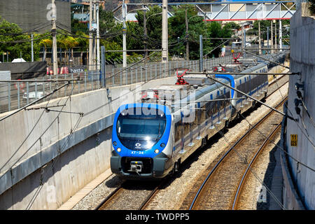 SANTIAGO DEL CILE - Gennaio 2016: un nuovo treno MERVAL immettendo il tunnel Foto Stock