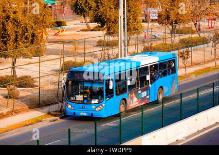 SANTIAGO DEL CILE - Luglio 2017: un autobus Transantiago vicino a una fermata del bus Foto Stock