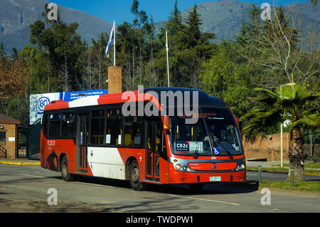 SANTIAGO DEL CILE - Luglio 2017: autobus Transantiago uscendo Universidad Católica stadium Foto Stock