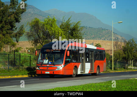 SANTIAGO DEL CILE - Luglio 2017: Transantiago bus in San Carlos de Apoquindo Foto Stock