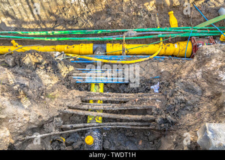 Neat organizzati ordinatamente i cavi, tubi e liquami sotto passaggio pedonale che durante i lavori di ristrutturazione del sistema di infrastrutture. Paesi Bassi Foto Stock