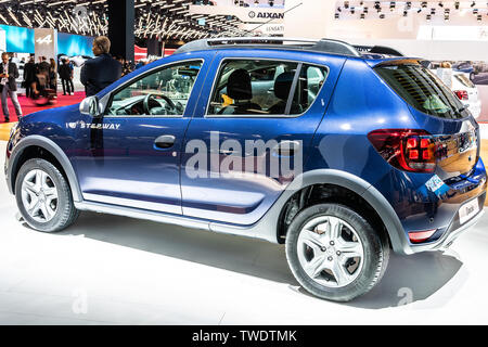 Parigi, Francia, ottobre 02, 2018: blu metallizzato di DACIA SANDERO Stepway presso Mondial Paris Motor Show, Automobile Dacia booth, Rumeno il costruttore di auto Foto Stock