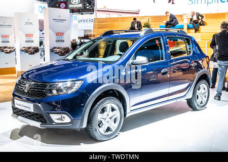 Parigi, Francia, ottobre 02, 2018: blu metallizzato di DACIA SANDERO Stepway presso Mondial Paris Motor Show, Automobile Dacia booth, Rumeno il costruttore di auto Foto Stock