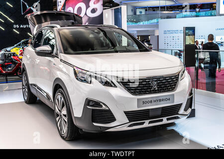 Parigi, Francia, ottobre 02, 2018: metallic bianco nuova spina elettrica in Peugeot 3008 Hybrid4 al Mondial Motor Show di Parigi, vettura prodotta da Peugeot Foto Stock