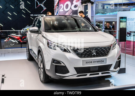 Parigi, Francia, ottobre 02, 2018: metallic bianco nuova spina elettrica in Peugeot 3008 Hybrid4 al Mondial Motor Show di Parigi, vettura prodotta da Peugeot Foto Stock