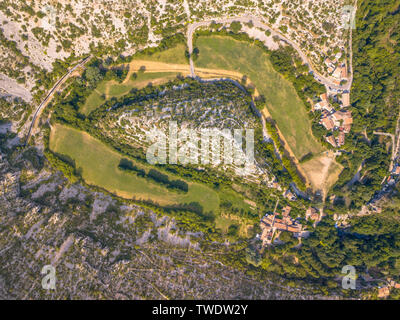 Antenna vista dall'alto in basso di Grand Sito di il circo di Navacelles in gole La Vis nelle Cevennes, Francia meridionale Foto Stock