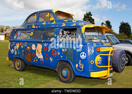 Il vecchio bus VW, noto come 'Bully', con VW Beetle top, dipinti con motivi del fumetto di teletrasmissione 'The Simpsons', Ramsgate Kent, Inghilterra, Gran Bretagna Foto Stock