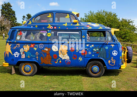 Il vecchio bus VW, noto come 'Bully', con VW Beetle top, dipinti con motivi del fumetto di teletrasmissione 'The Simpsons', Ramsgate Kent, Inghilterra, Gran Bretagna Foto Stock