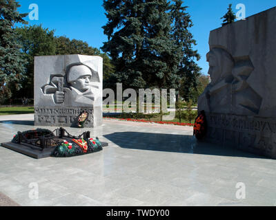 Yaroslavl Russia, seconda guerra mondiale memoriale è costituito da due grandi plinti in pietra: uno con una incisione di un soldato gli altri una donna che rappresenta t Foto Stock