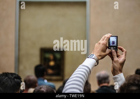 Parigi, Francia, Oct 07, 2018 il Museo del Louvre, turisti che utilizzano fotocamere digitali, cellulari su capi, fotografare Mona Lisa La Gioconda di Leonardo da Vinci Foto Stock