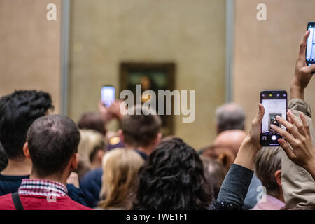 Parigi, Francia, Oct 07, 2018 il Museo del Louvre, turisti che utilizzano fotocamere digitali, cellulari su capi, fotografare Mona Lisa La Gioconda di Leonardo da Vinci Foto Stock