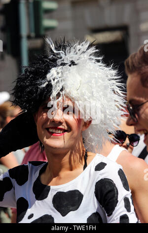 Trascina la regina vestita come Cruella de Vil all'Helsinki Pride Parade 2015 a Helsinki, Finlandia Foto Stock