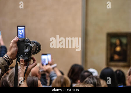 Parigi, Francia, Oct 07, 2018 il Museo del Louvre, turisti che utilizzano fotocamere digitali, cellulari su capi, fotografare Mona Lisa La Gioconda di Leonardo da Vinci Foto Stock