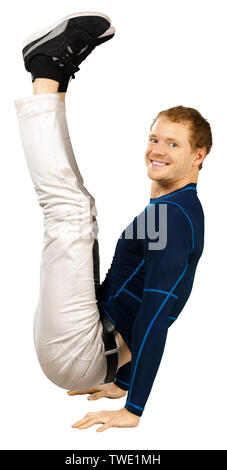 Flessibile giovane sportivo uomo facendo esercizi di stretching isolato su sfondo bianco Foto Stock