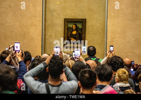 Parigi, Francia, Oct 07, 2018 il Museo del Louvre, turisti che utilizzano fotocamere digitali, cellulari su capi, fotografare Mona Lisa La Gioconda di Leonardo da Vinci Foto Stock