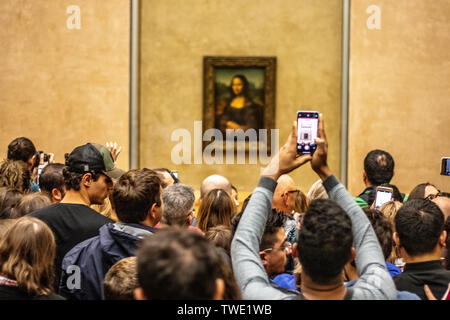 Parigi, Francia, Oct 07, 2018 il Museo del Louvre, turisti che utilizzano fotocamere digitali, cellulari su capi, fotografare Mona Lisa La Gioconda di Leonardo da Vinci Foto Stock