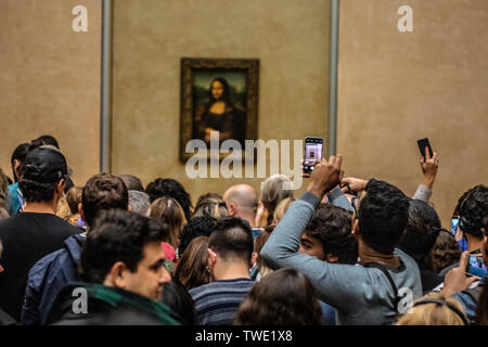 Parigi, Francia, Oct 07, 2018 il Museo del Louvre, turisti che utilizzano fotocamere digitali, cellulari su capi, fotografare Mona Lisa La Gioconda di Leonardo da Vinci Foto Stock