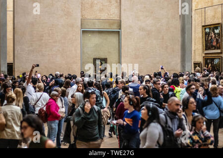 Parigi, Francia, Oct 07, 2018 il Museo del Louvre, turisti che utilizzano fotocamere digitali, cellulari su capi, fotografare Mona Lisa La Gioconda di Leonardo da Vinci Foto Stock