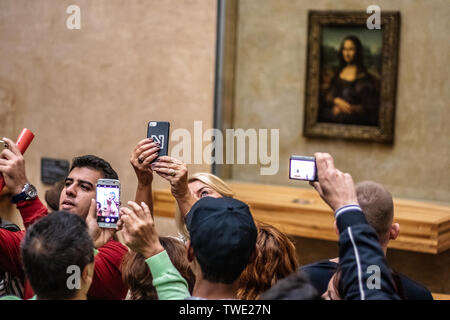 Parigi, Francia, Oct 07, 2018 il Museo del Louvre, turisti che utilizzano fotocamere digitali, cellulari su capi, fotografare Mona Lisa La Gioconda di Leonardo da Vinci Foto Stock