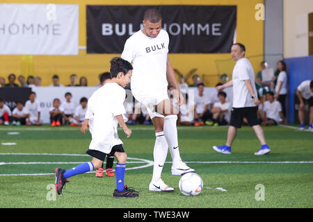 Paris Saint-Germain francese avanti Kylian Mbappe frequenta una scuola calcio in Giappone a Tokyo il 19 giugno 2019. Credito: Pasya/AFLO/Alamy Live News Foto Stock