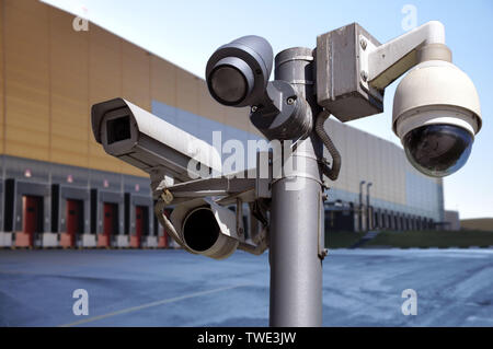 Circuito chiuso telecamera multi-angolo sistema TVCC sullo sfondo degli edifici di magazzino. La sicurezza Foto Stock