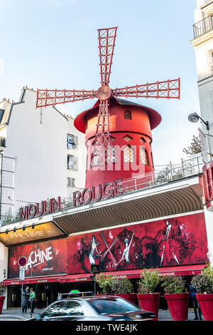 Parigi, Francia, ottobre 09, 2018: Moulin Rouge famoso cabaret costruito nel 1889, individuazione di Parigi nel quartiere a luci rosse di Pigalle su Boulevard de Clichy Foto Stock