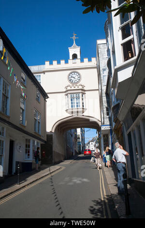 Porta Est Tudor arco nella High Street a Totnes, Devon, Inghilterra Foto Stock