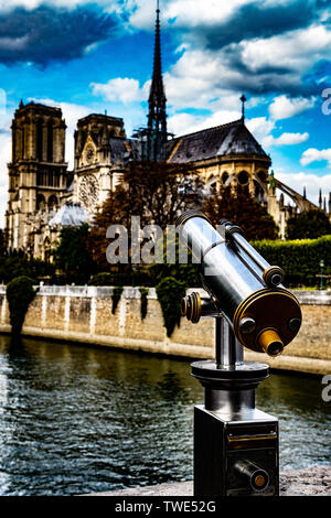 Parigi, Francia, 11 Ottobre 2018: pubblico pay-per-view telescopio osservazionale, la cattedrale di Notre Dame, Notre Dame de Paris è architettura Gotica Francese Foto Stock