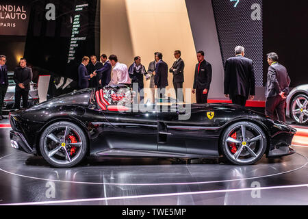 Parigi, Francia, ottobre 02, 2018: nero metallico Ferrari Monza SP2 a Mondial Motor Show di Parigi, auto sportiva prodotta dal costruttore italiano Ferrari Foto Stock