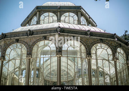 Palacio de Cristal (Crystal Palace) ex Conservatorio girato spazio Gallery in Madrid, costruito nel 1887 con telaio in ghisa e base in muratura Foto Stock